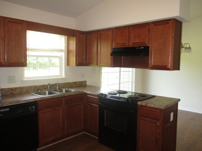 Foto del edificio - Charming three bedroom two bath home located off Piney Green.