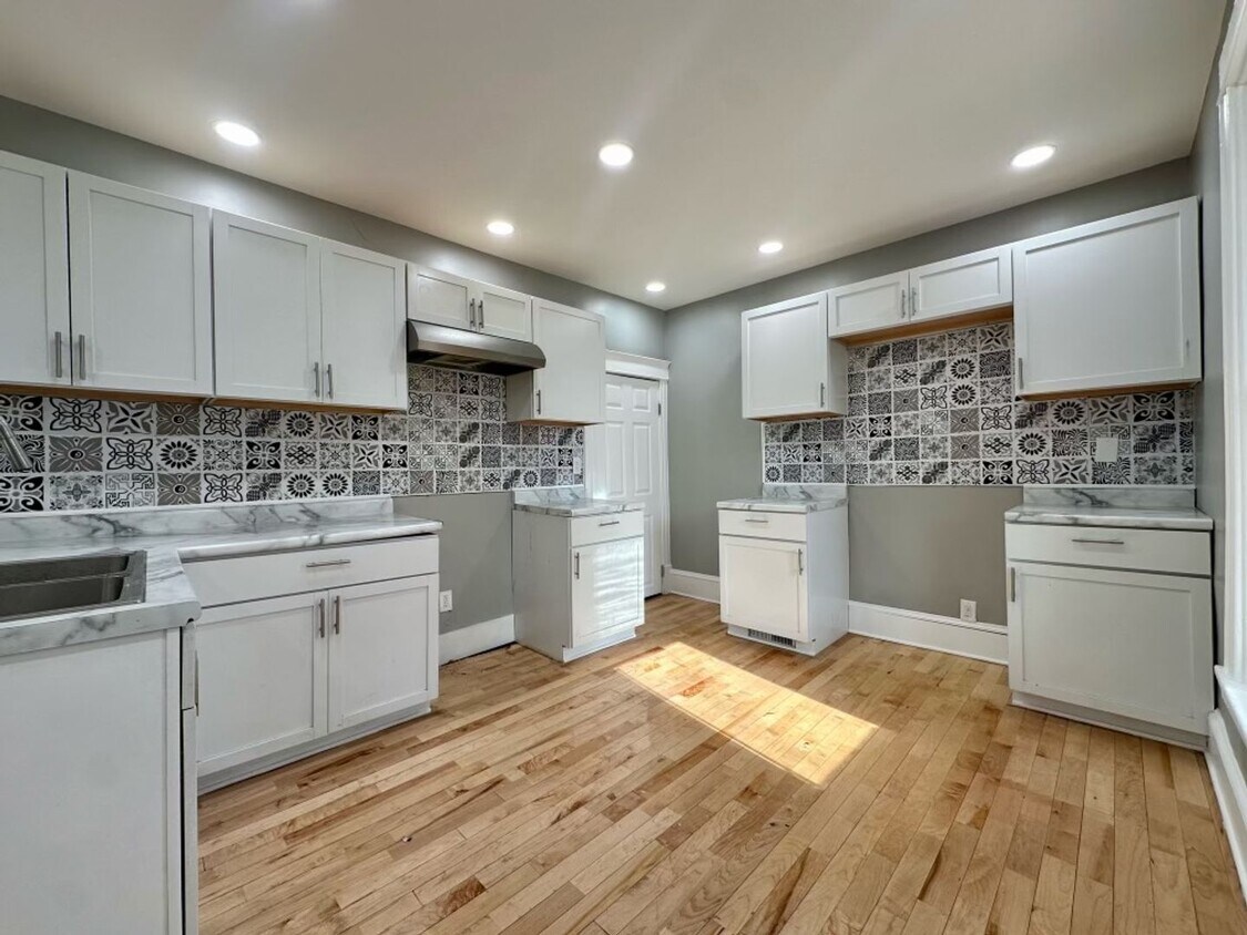 Primary Photo - Spacious 4 Bedroom Home in Minneapolis!