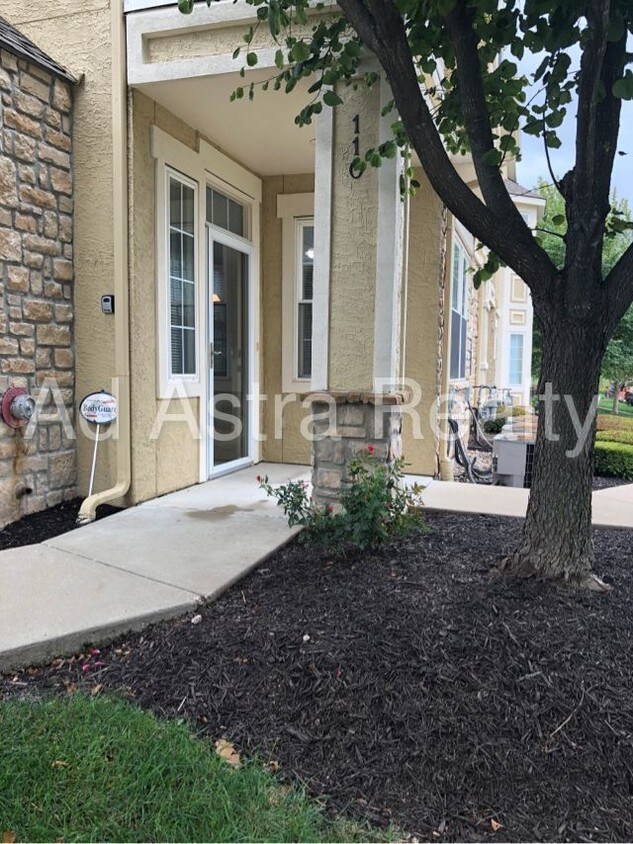 4523 W 159th Terrace Unit 110, Overland Park, KS 66085 Room for Rent