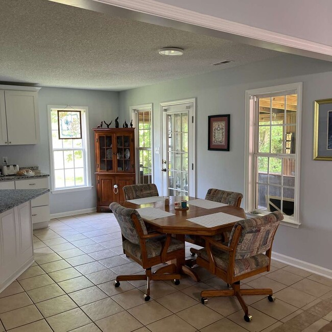 Building Photo - 3 bedroom in Magnolia Park