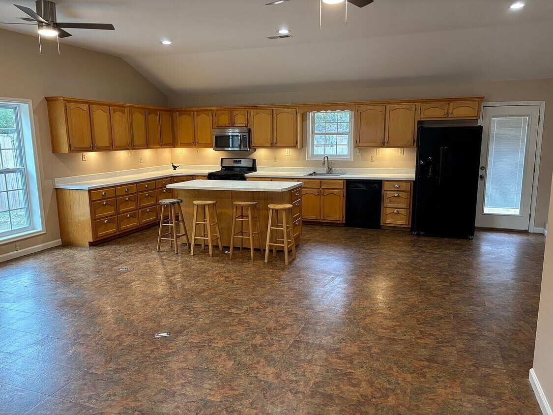 Foto principal - 6205 Lynnfield Rd