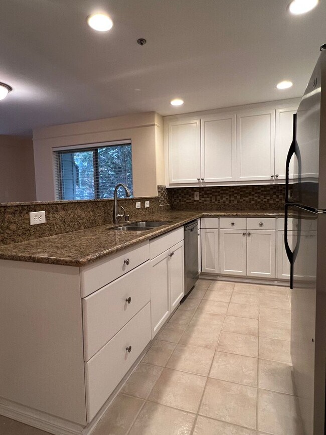Foto del edificio - Updated End Unit Tukwila Condo