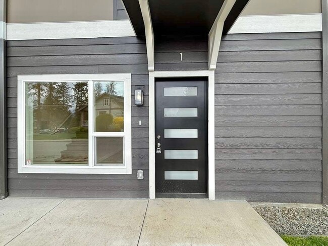 Building Photo - 3925 E 32nd Ave