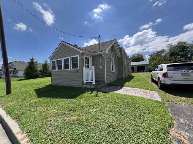 Building Photo - 935 Main St