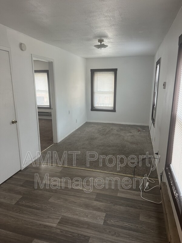 Foto del edificio - 145 E Main St