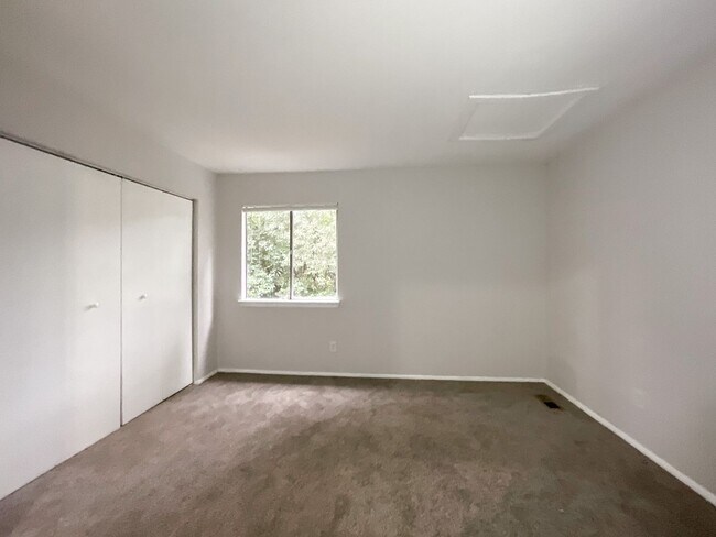 Building Photo - Charming 2-Bed, 1.5-Bath Retreat in Walker...