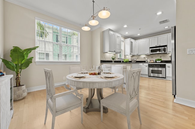 Photo - 308 W Mallory Cir Townhome