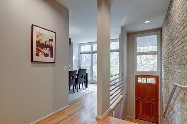Building Photo - 1294 Fernwood Cir NE