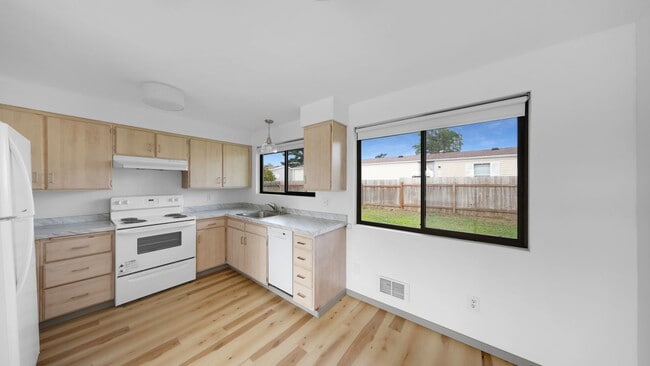 Building Photo - 3 Bed 1 Bath - Remodeled - Carport - NAS W...