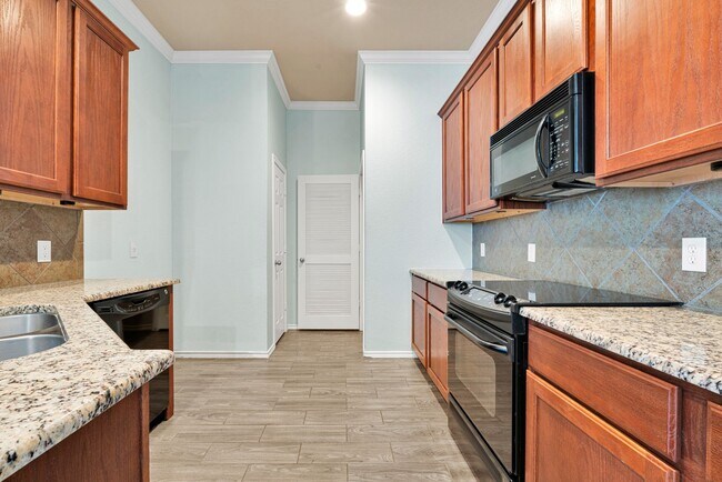 Building Photo - Beautiful 3 bedroom townhome available for rent for ASAP move in!!!! Medical Center Area!!!