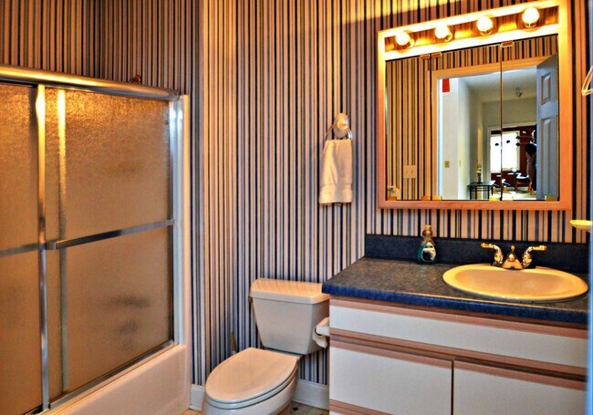 Foto del edificio - 4 Bedroom || 3 Bathroom home on Leesville Lake