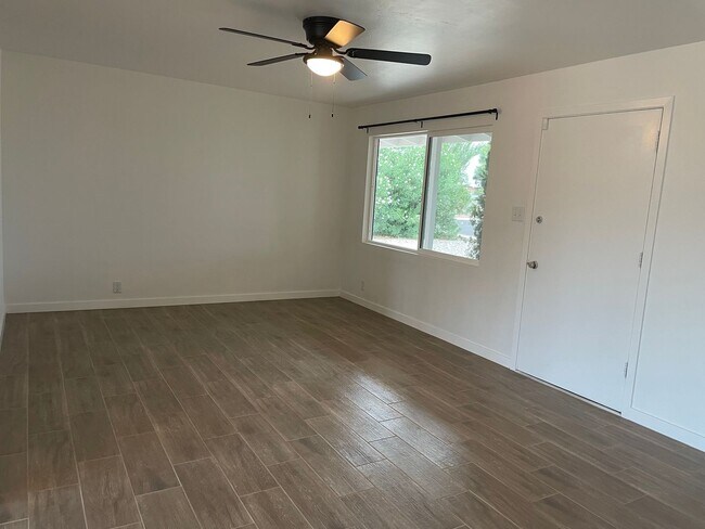 Foto del edificio - Remodeled Hidden Gem! Coming Soon!