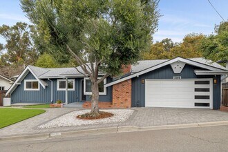 Building Photo - 2566 Lancaster Rd