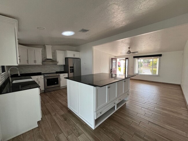 Foto del edificio - Gorgeous fully remodeled centrally located 3 bedroom home.