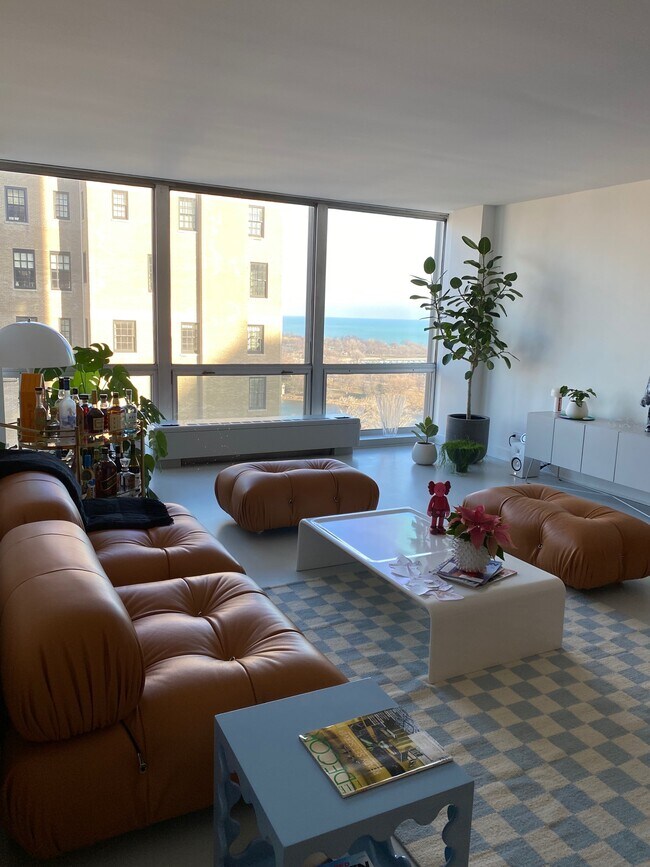 Foto del edificio - 2400 N Lakeview Ave