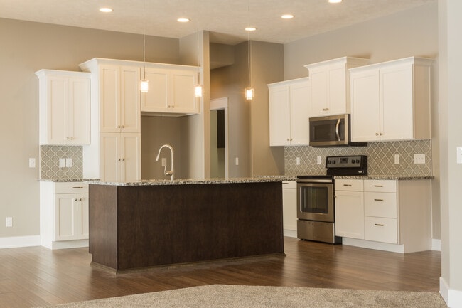 Building Photo - Spacious 5 Bedroom/3Bath Single Family Home
