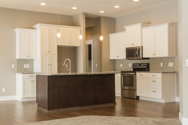 Foto del edificio - Spacious 5 Bedroom/3Bath Single Family Home