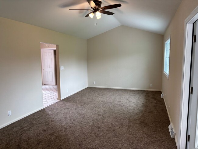 Building Photo - 3 Bedroom, 2.5 Bath Single Family Home w/2...