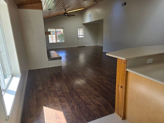 Foto del edificio - 3130 S River Rd