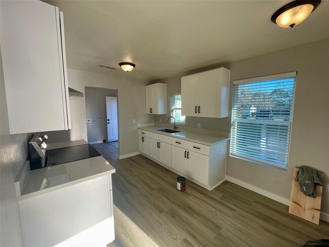 Building Photo - 504 N 8th St