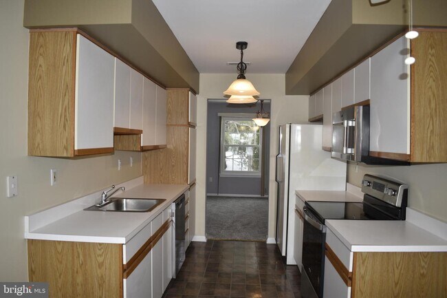 Foto del edificio - 6302 Rolling Hill Dr