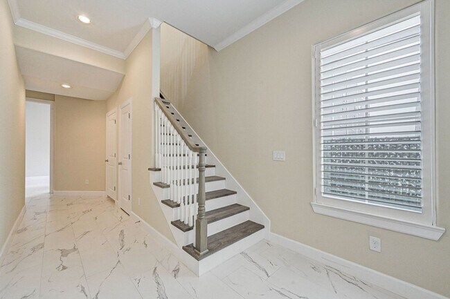 Foto del edificio - Spacious Corner Parcel 3-Bedroom Home in M...