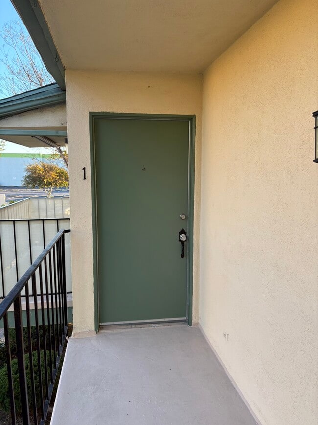 Building Photo - Orangewood Villa