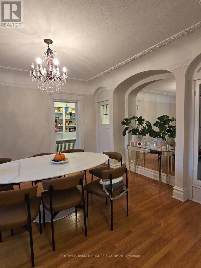 Photo du bâtiment - 596 Queen Elizabeth Driveway