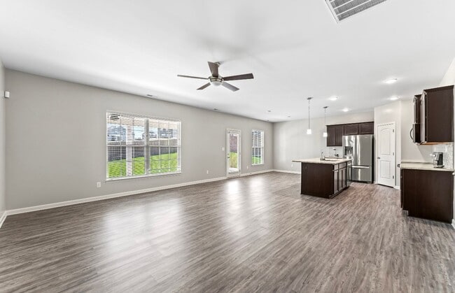 Foto del edificio - 4-Bedroom with Fenced Yard