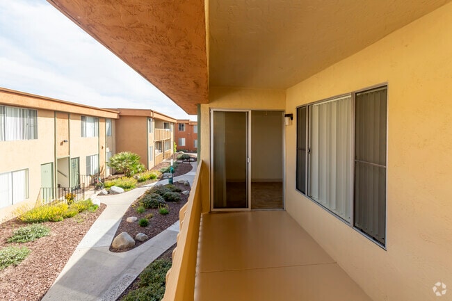 2 HAB, 2 BA - 930 ft² - Alderwood