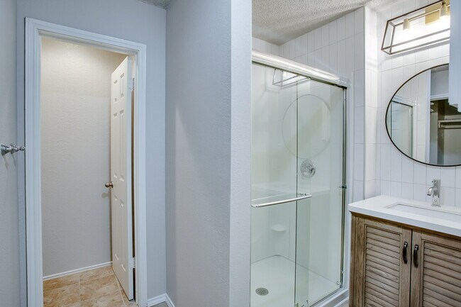 Foto del edificio - Spacious 2/2.5/2!