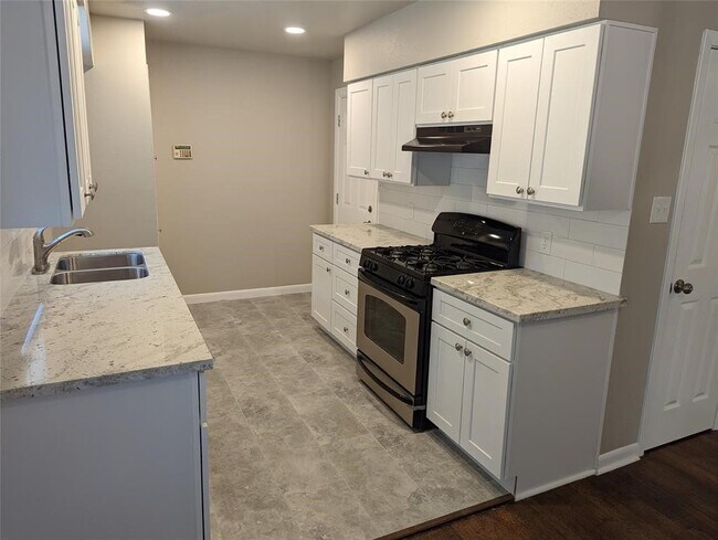 Foto del edificio - 5622 Elmlawn Dr