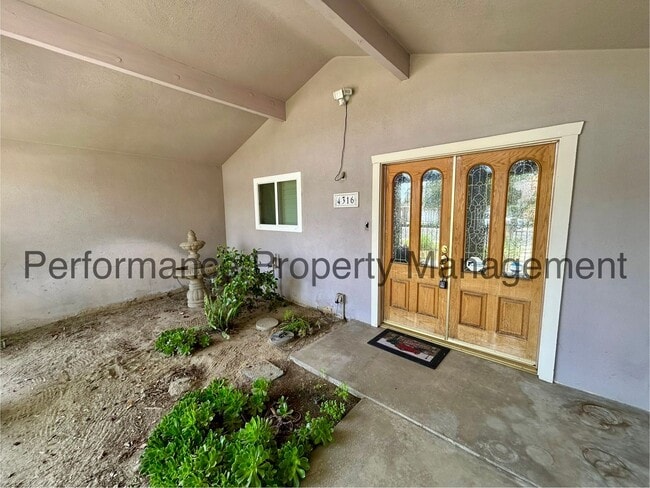 Building Photo - Cozy 3 Bed/2 Bath SW Bakersfield Home w/ Pool & $0 Deposit Option