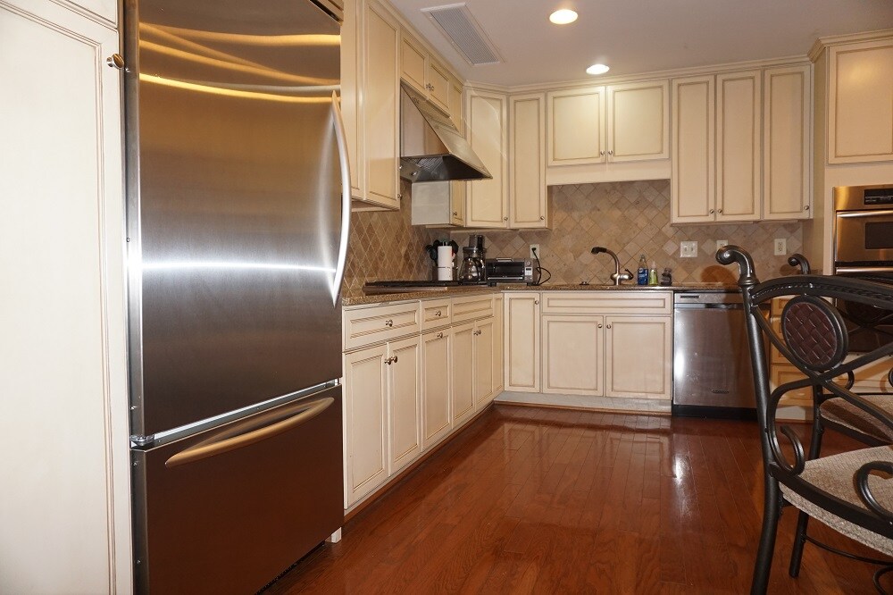 High end stainless appliances - 1450 Emerson Ave