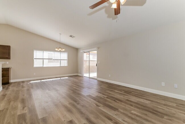 Foto del edificio - 655 Camp Hill Rd