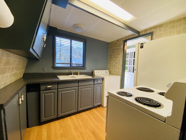 Building Photo - 1169 N Middle Dr