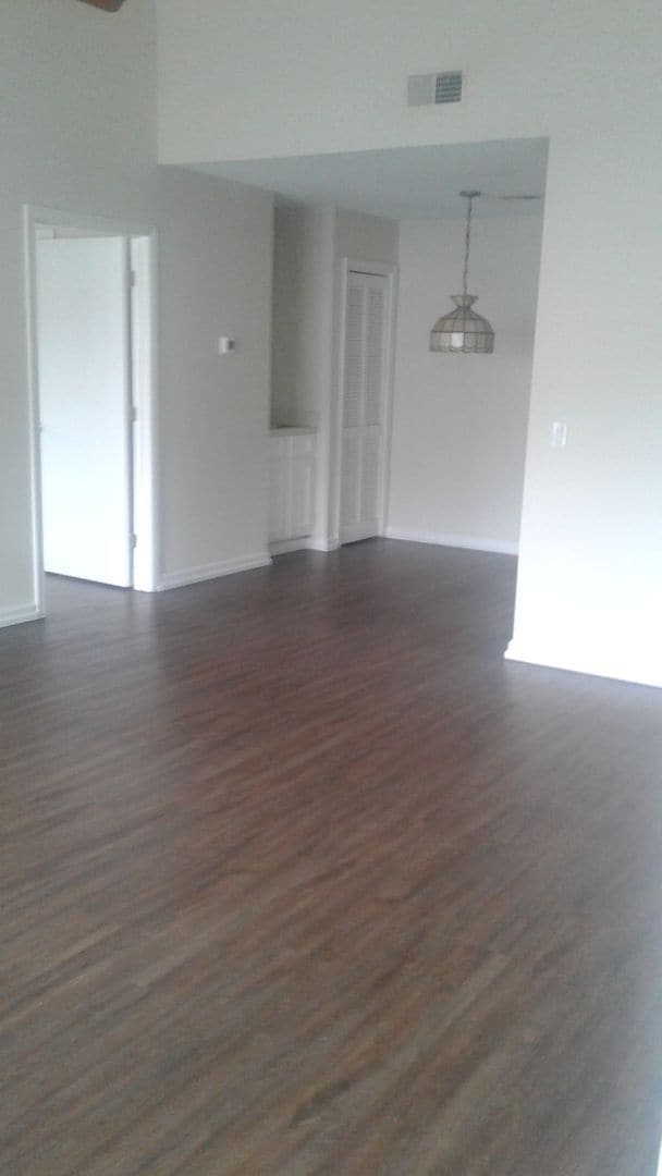 Building Photo - Large 2 Bedroom 2 Bath Northeast Columbia!!