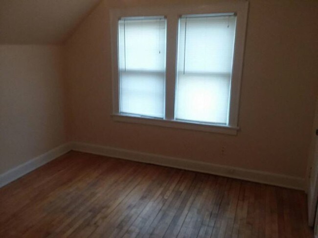 Building Photo - 3742 N. 11th Street - Great 2 Bedroom Upper