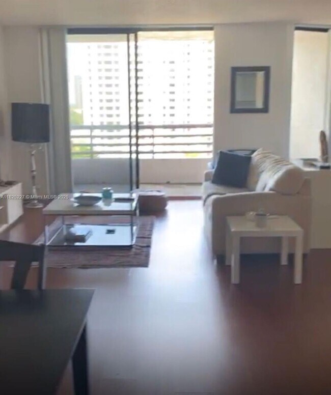 Foto del edificio - 3300 NE 191st St
