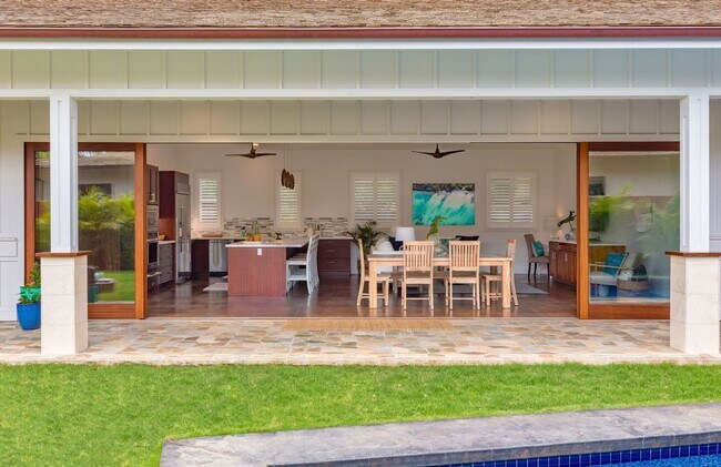 Foto del edificio - Beautiful Private Home w/Pool, Yard & AC - Walk to the Beach