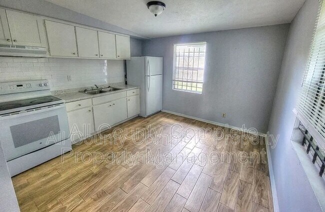 Foto del edificio - 3236 Phyllis St