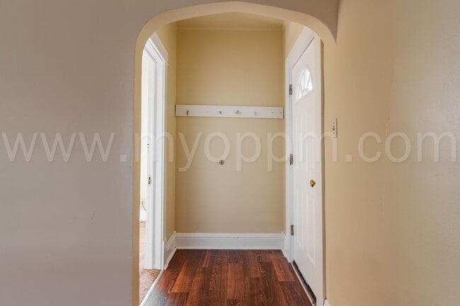 Building Photo - Available Now! | Bright 4 Bedroom / 2 Bathroom Home | 13th & Martha