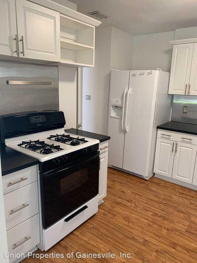 Building Photo - 3 br, 1 bath House - 2502 NE 11th Terrace