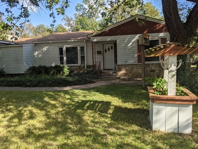 Foto del edificio - 3 Bed 2 Bath with Enclosed Patio, Fenced Yard, and Garage