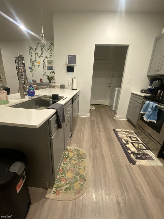 Building Photo - 3 br, 3 bath Townhome - 1211 North Evansto...