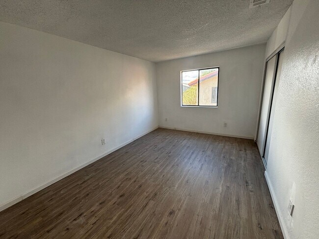 Foto del edificio - Cozy 2-Bedroom Unit with Fireplace and Utilities Included in Lancaster!