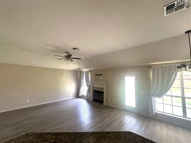 Building Photo - 604 Charlotte Ave