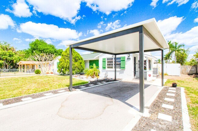 Foto del edificio - ** UNFURNISHED ANNUAL** CUTE REMODELED DUP...