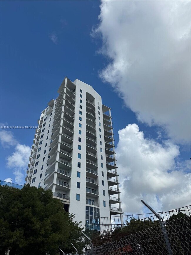Foto del edificio - 10 SW South River Dr
