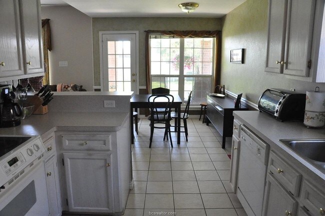 Building Photo - 214 Landsburg Ct